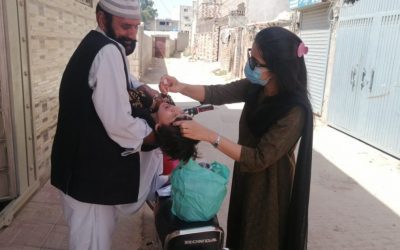 Dr. Nida Vaccinates a child in Pakistan